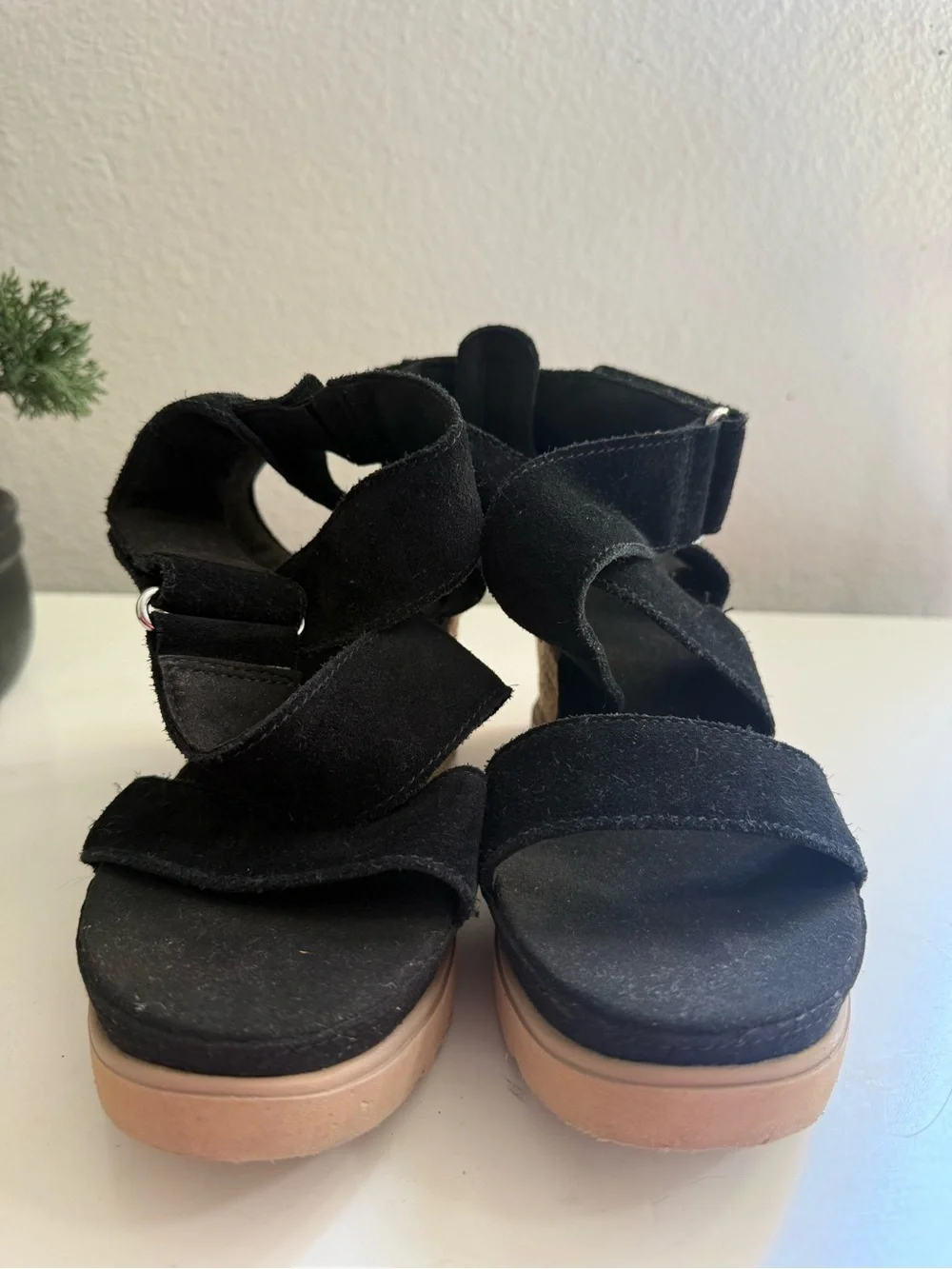 UGG lleana size 8.5 Black Suede Crisscross Espadrille Wedge Sandals